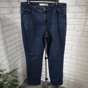 Denver Hayes Curvy Straight Ladies Size 14/30 Medium Wash Jeans